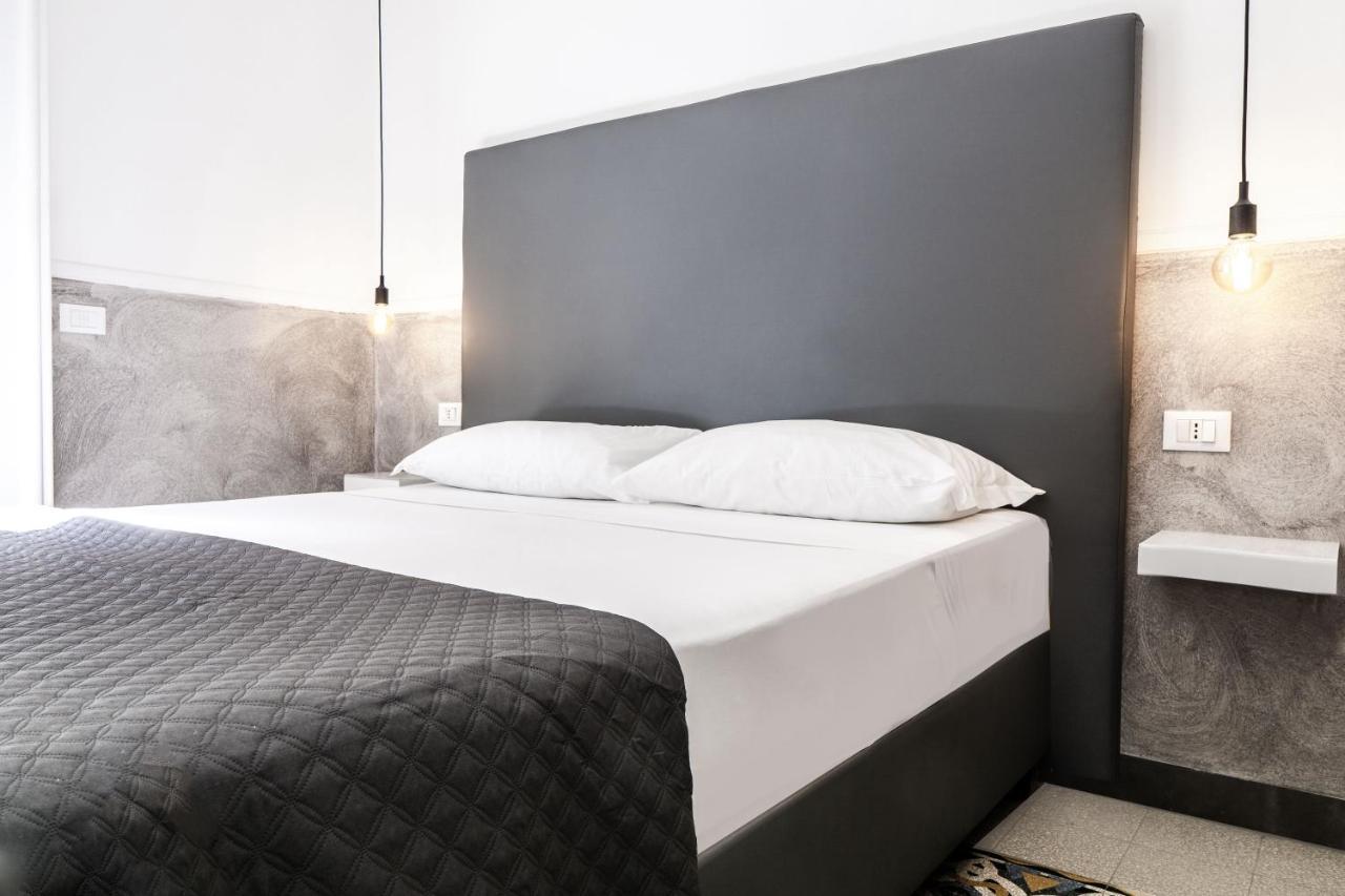 Toledostop Наполи Екстериор снимка A bed