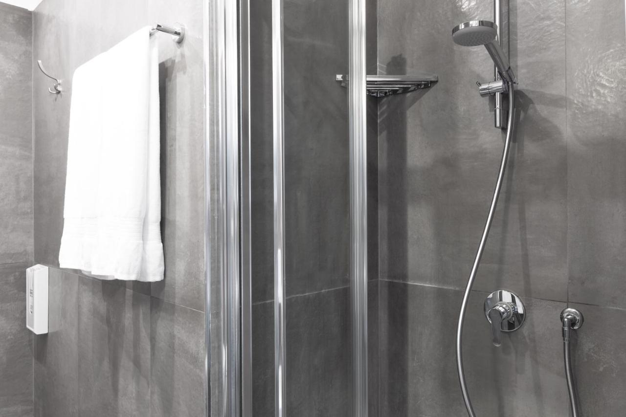 Toledostop Наполи Екстериор снимка A shower with a shower door