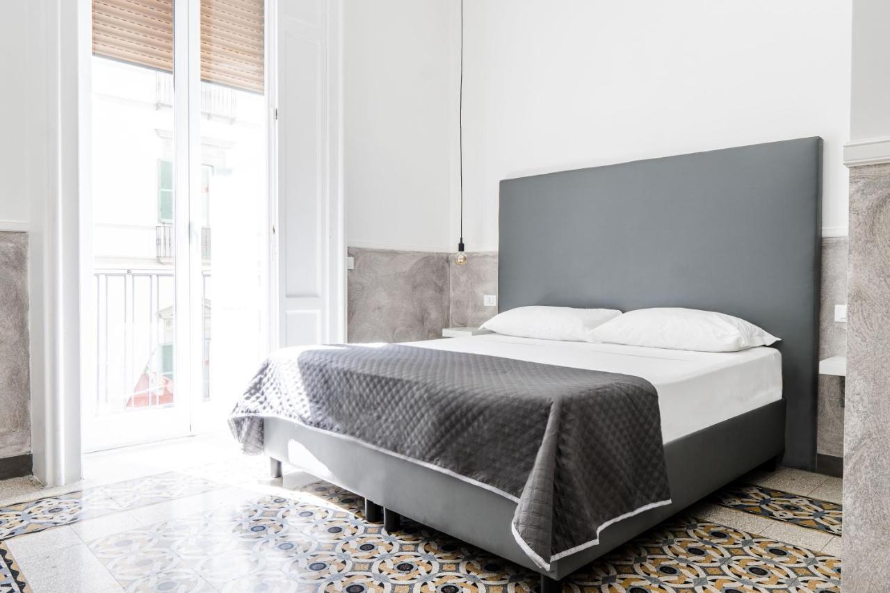 Toledostop Наполи Екстериор снимка A bed