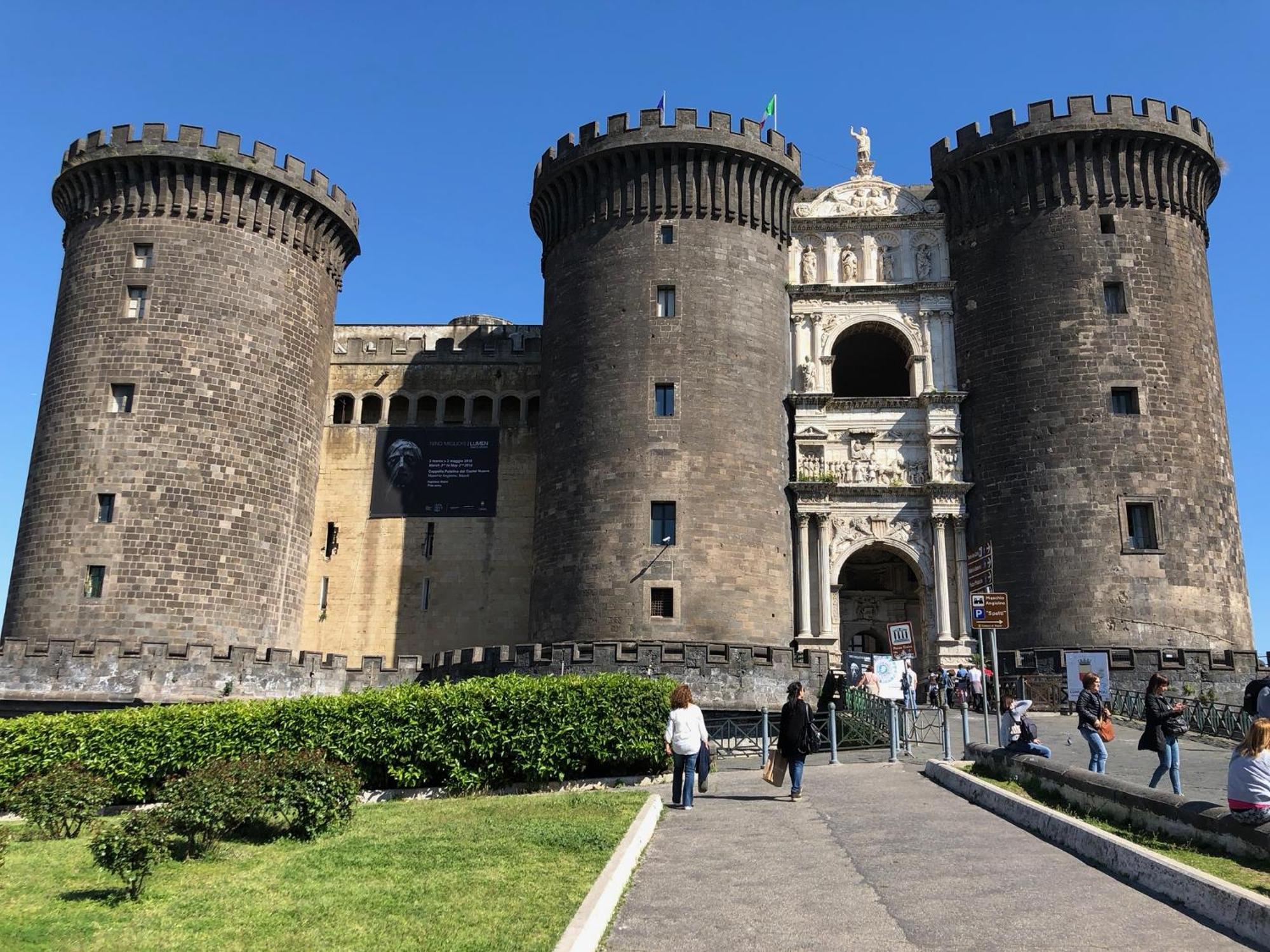 Toledostop Наполи Екстериор снимка Castel Nuovo, Naples