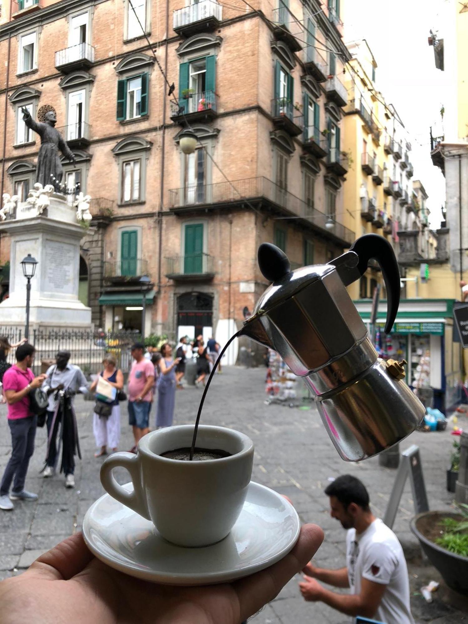 Toledostop Наполи Екстериор снимка A coffee pot