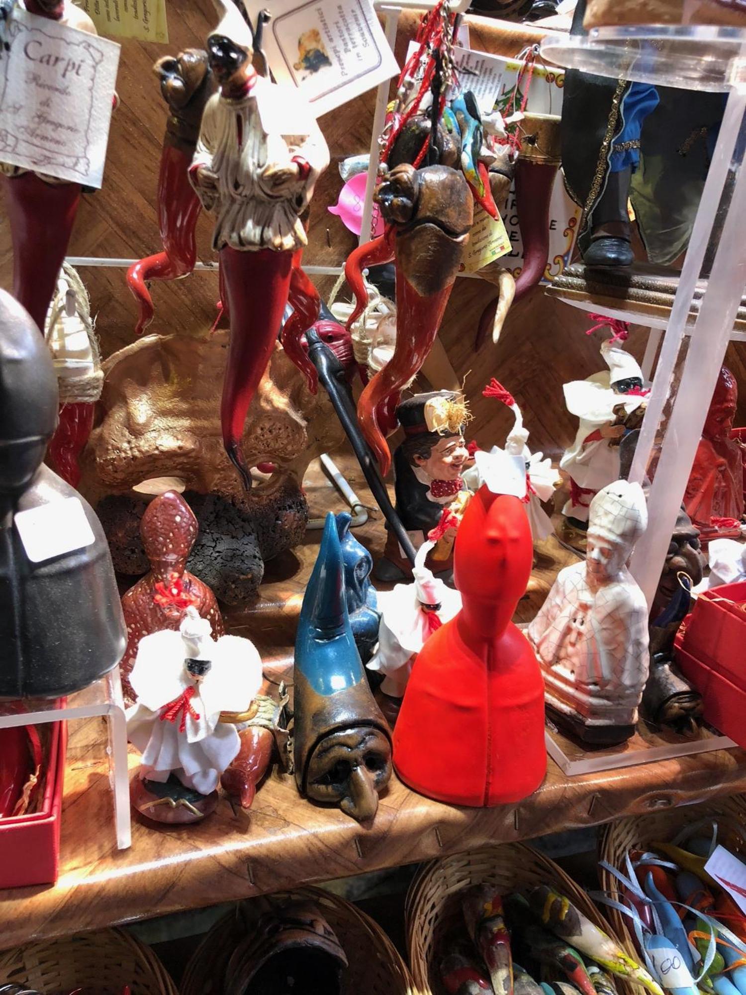 Toledostop Наполи Екстериор снимка A collection of various types of Christmas tree ornaments