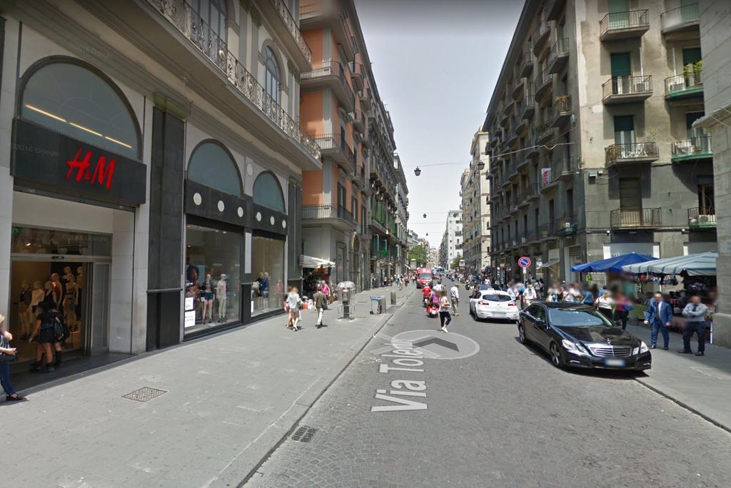 Toledostop Наполи Екстериор снимка The station is located on Via Torino, a shopping street.