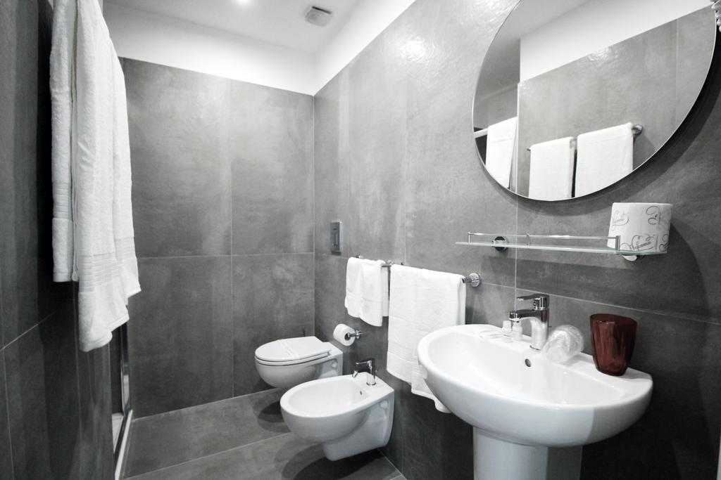 Toledostop Наполи Екстериор снимка Bathroom