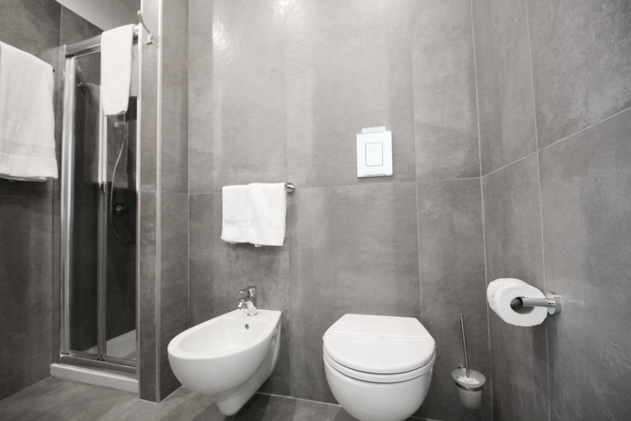 Toledostop Наполи Екстериор снимка A modern bathroom with a bidet and toilet