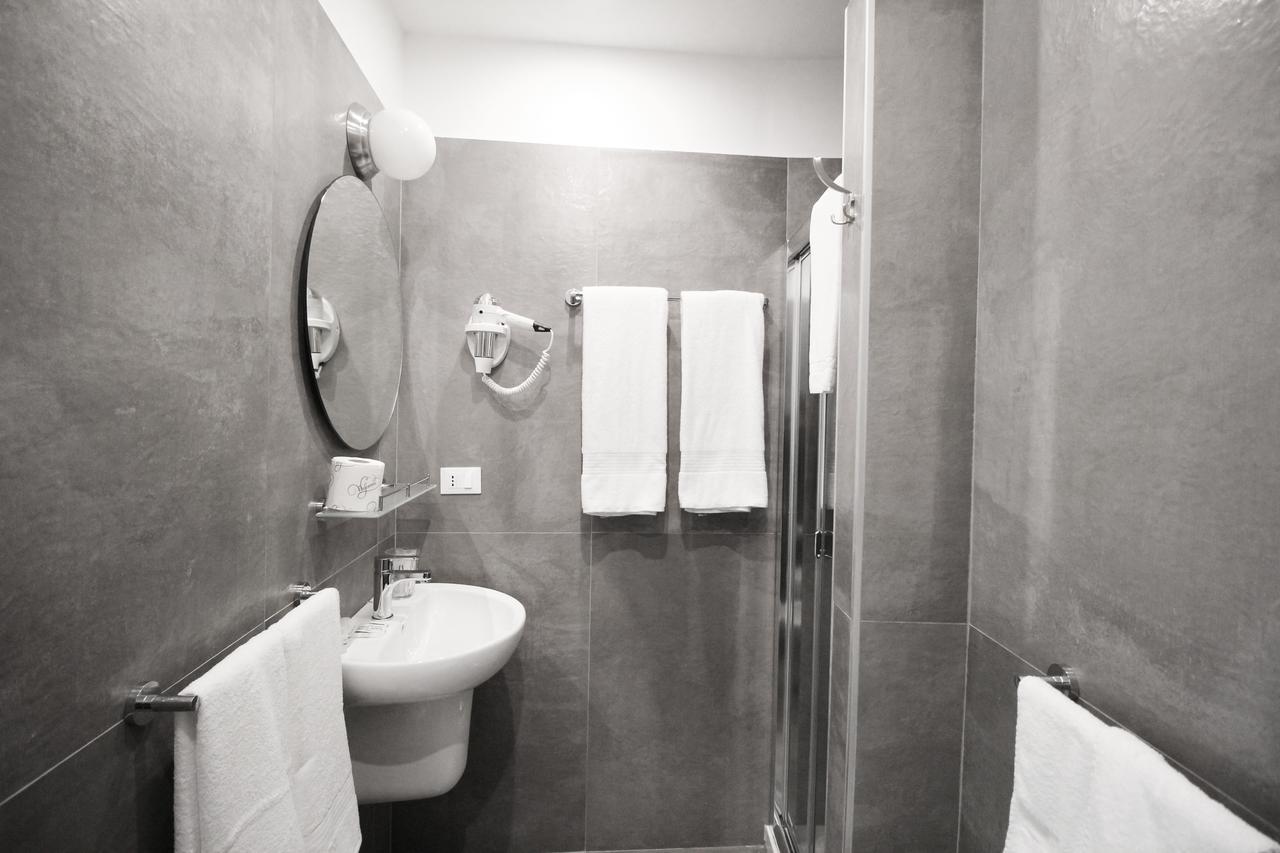 Toledostop Наполи Екстериор снимка Bathroom
