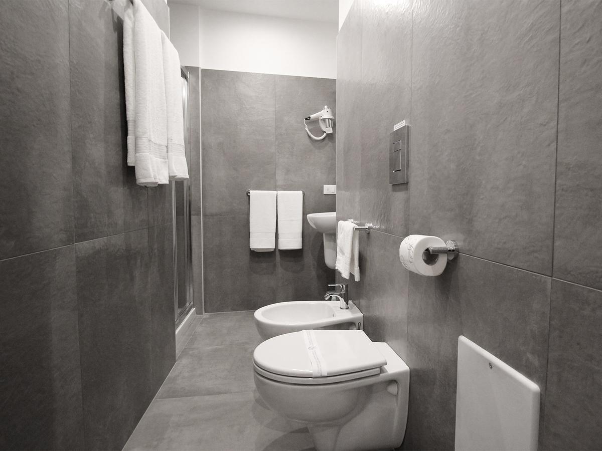 Toledostop Наполи Екстериор снимка Bathroom with bidet