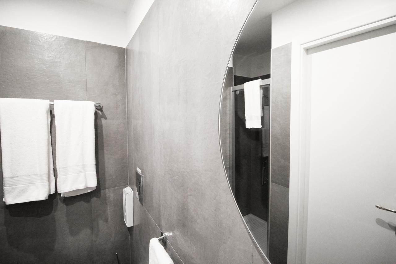 Toledostop Наполи Екстериор снимка Bathroom with polished concrete