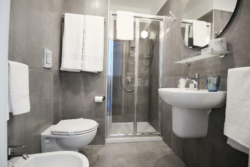 Toledostop Наполи Екстериор снимка A modern bathroom with a shower enclosure